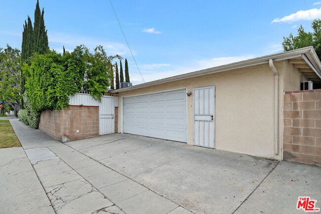 Building Photo - 465 N Kilkea Dr