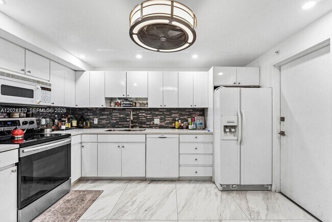 Building Photo - 1370 S Ocean Blvd