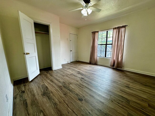 Building Photo - 2438 W Clarendon Dr