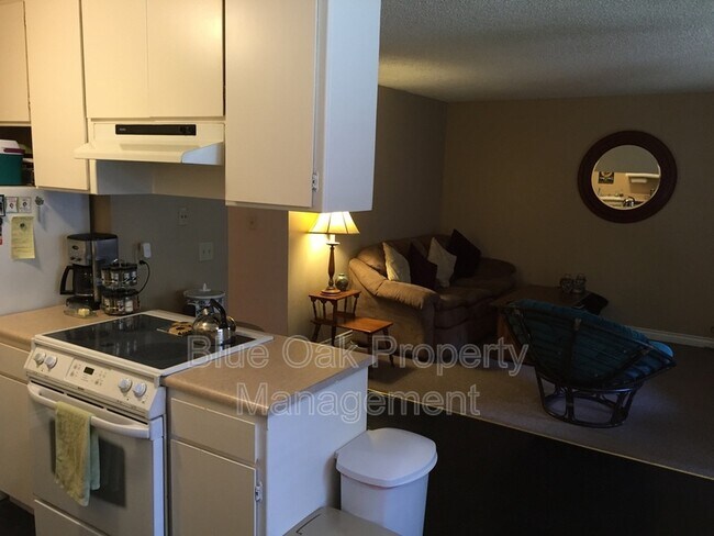 Building Photo - 1412 N Cherry St