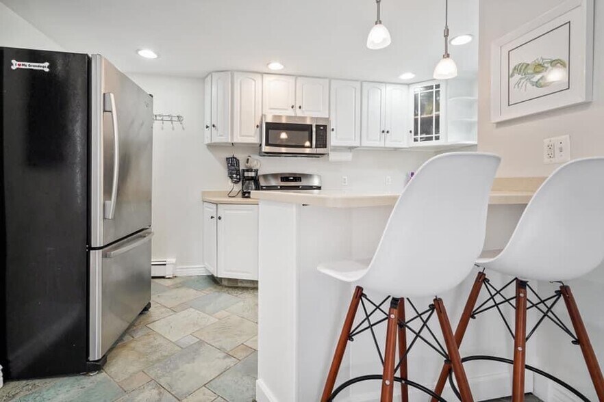 Kitchen/Breakfast Bar - 609 Main St