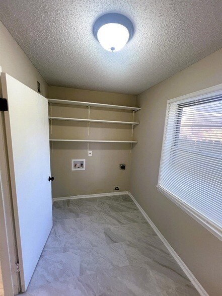 Building Photo - 6313 Cheekwood Ave