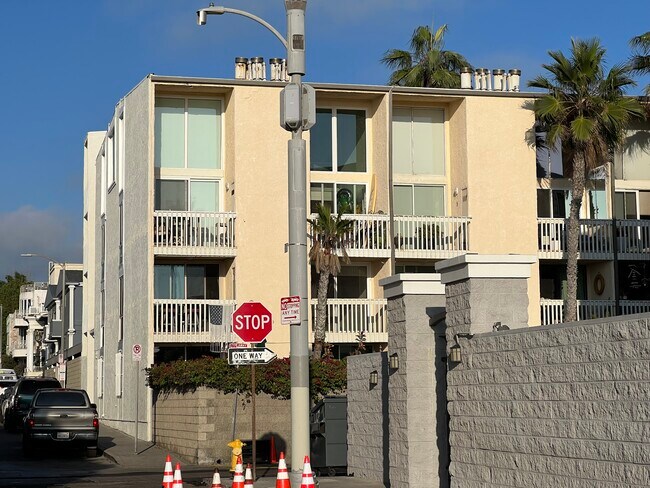 Building Photo - 22 Navy St