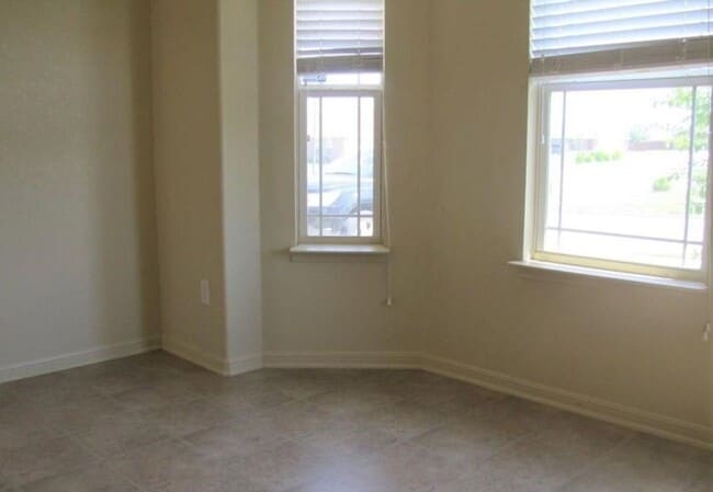 Building Photo - 4bed / 2 bath AVAILABLE SOON!!!!! MID JANUARY