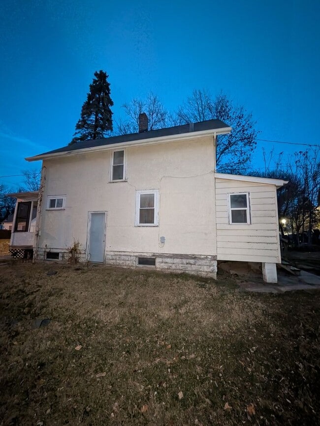 Building Photo - Charming 3 Bedroom Home with Screened Porch and 2 Car Garage