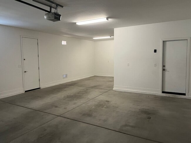 Building Photo - 3865 S 183rd Dr