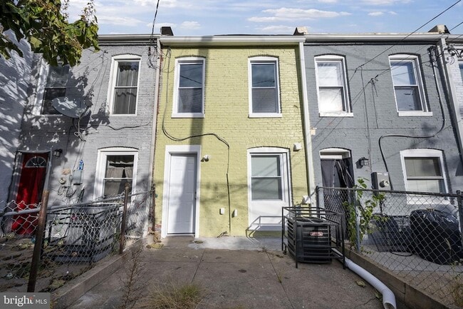 Building Photo - 818 N Rose St