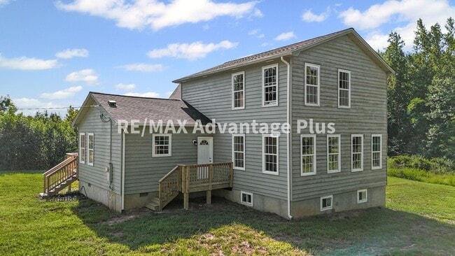 Building Photo - Picturesque 3-Bedroom Home with Cathedral ...