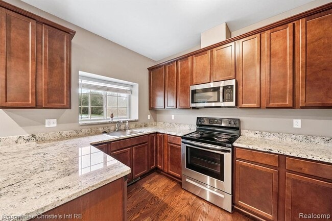 Building Photo - 22051 Parkview Dr