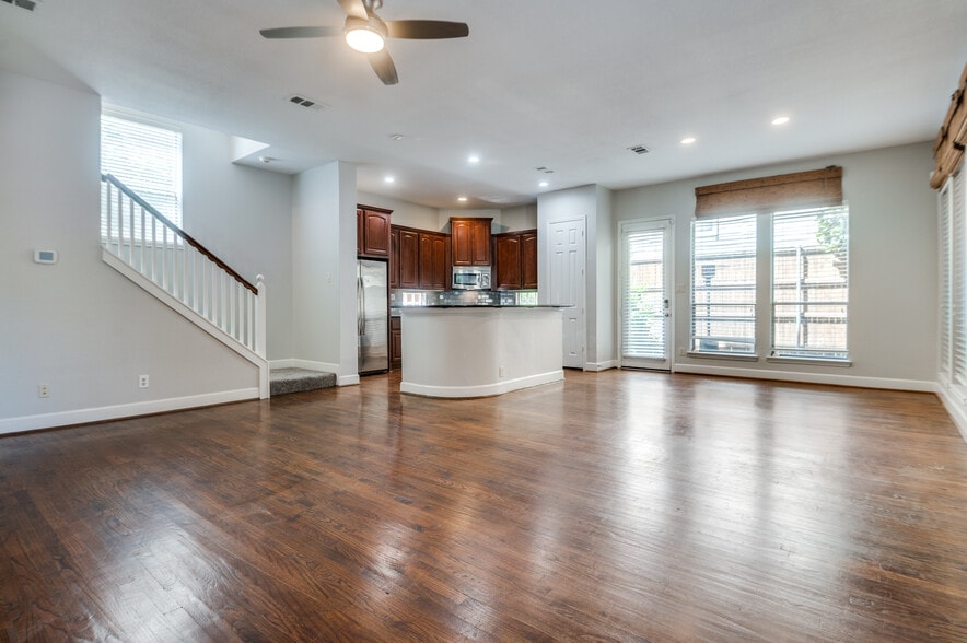 Building Photo - 909 City Side Ln