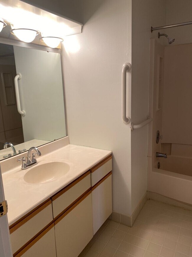 Building Photo - Great ‘Seven Oaks’ Condo