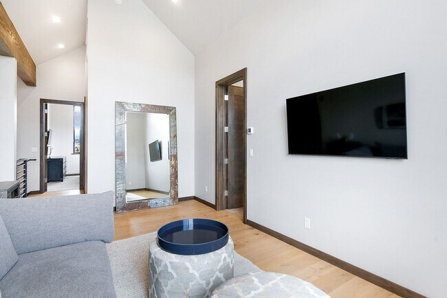 Building Photo - Luxury ski season rental is an entertainer...