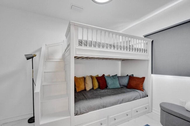 Building Photo - 2001 Washington St