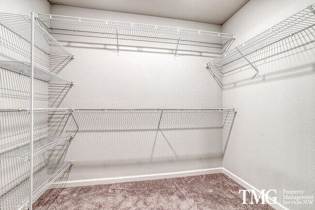 Building Photo - 3 Bedroom, 2.5 Bath Townhome In Ridgefield!
