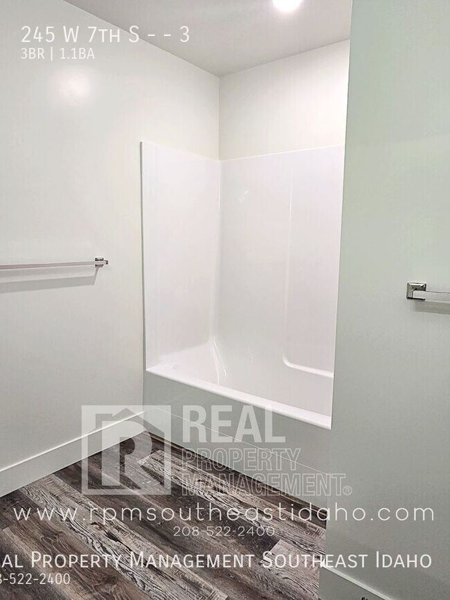 Building Photo - 245 W 7th S