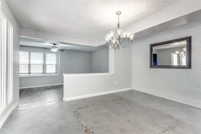 Building Photo - 4 Oakbrook Dr