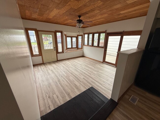 Building Photo - **Move in Ready** 3 bedroom close to downtown!