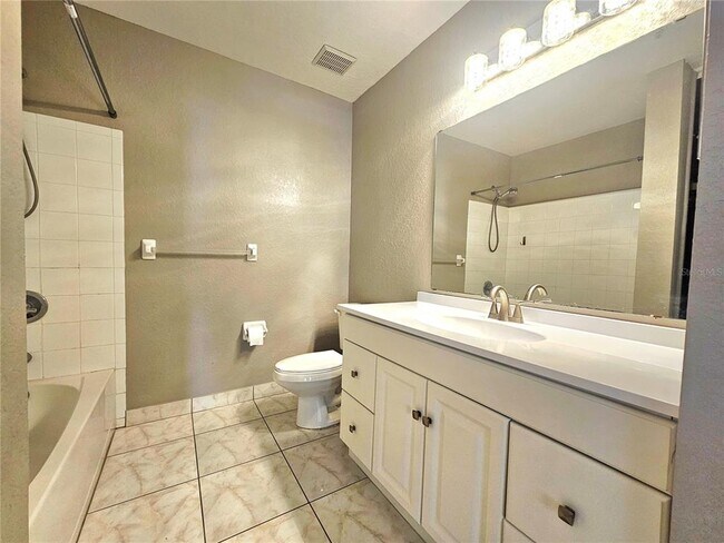 Building Photo - 13838 Fairway Island Dr