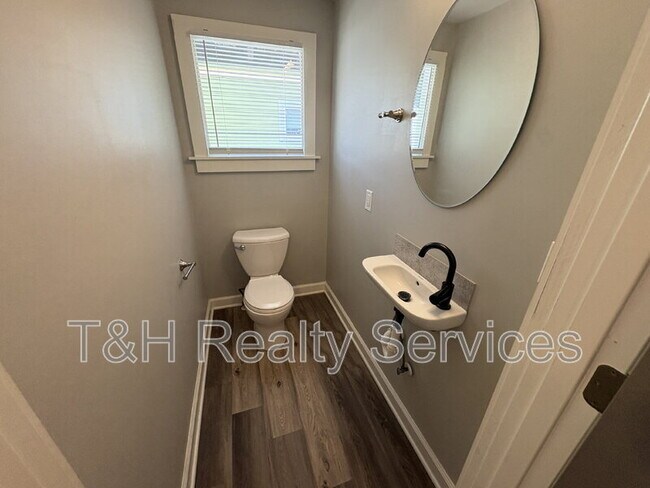 Building Photo - 639 N Gray St