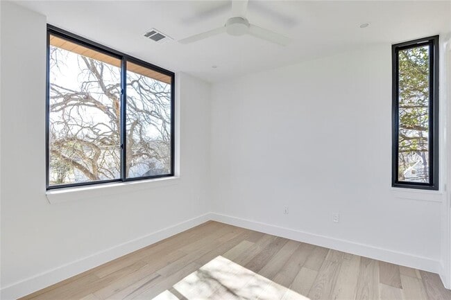Building Photo - 1804 Sylvan Dr