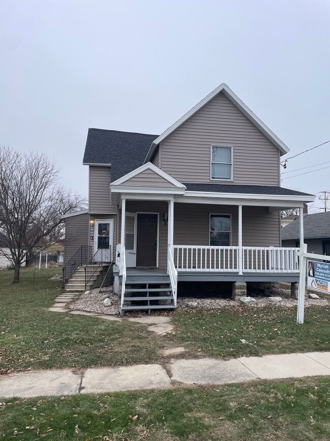 Building Photo - 114 Center St