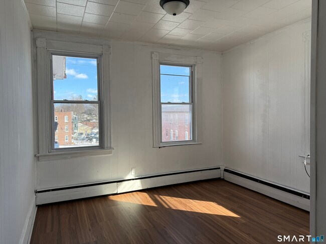 Building Photo - 198 Oak St