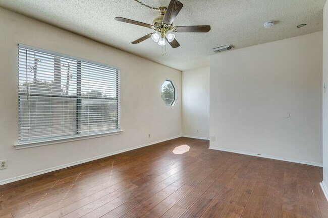 Building Photo - 3-BEDROOM HOME IN CANDLEWOOD PARK