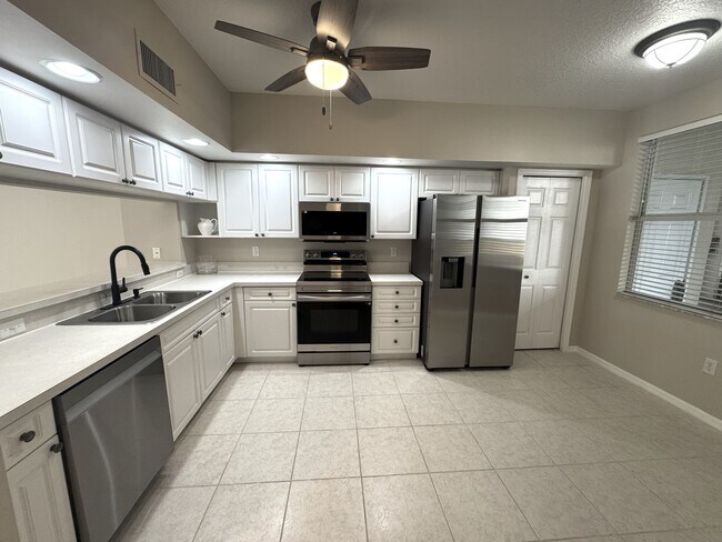 Building Photo - Country Club 6103