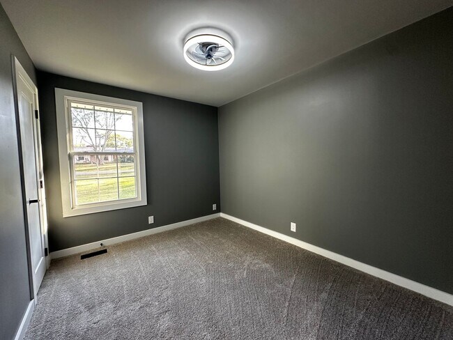 Building Photo - Fully Renovated in the Heart of Hendersonv...