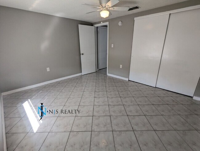 Building Photo - True 3 bed/2 bath/1400+ Sq. Ft. home with Large open floorplan, and a HUGE enclosed porch!!