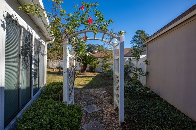 Building Photo - HIllcrest