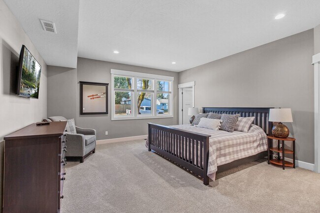 Building Photo - Fully Furnished Home