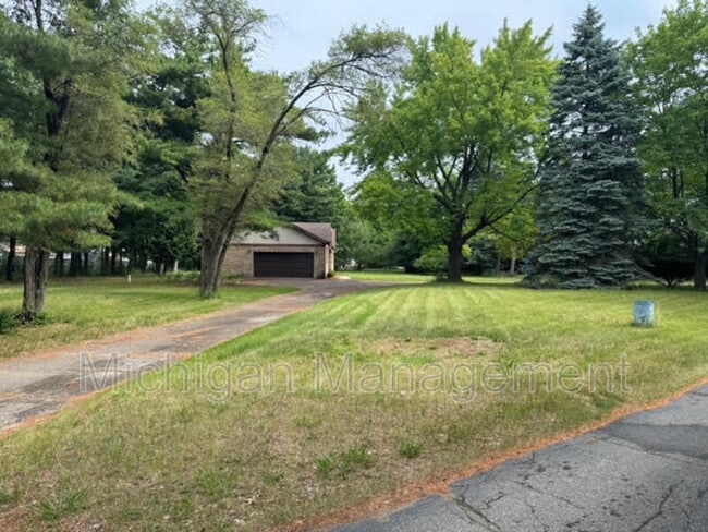 Building Photo - 40250 Pinetree Dr
