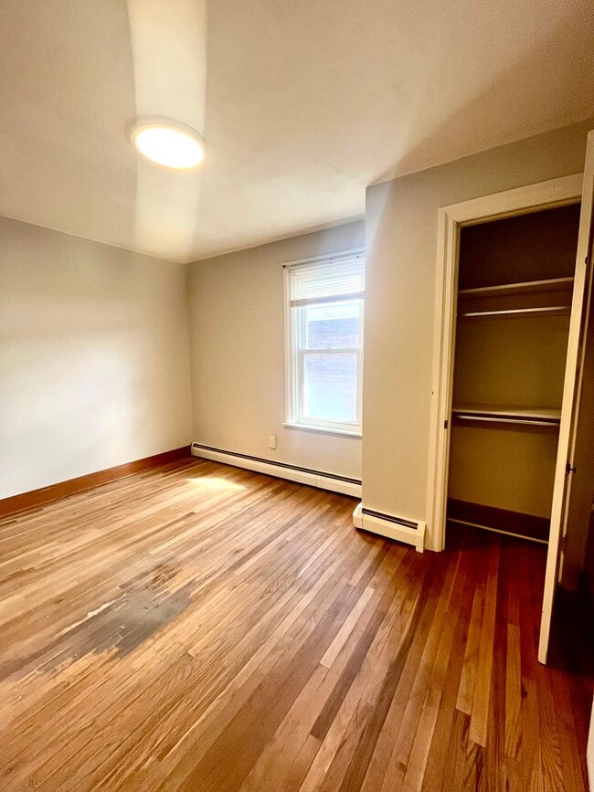 Building Photo - Spacious 4 Bedroom Home Available Now!