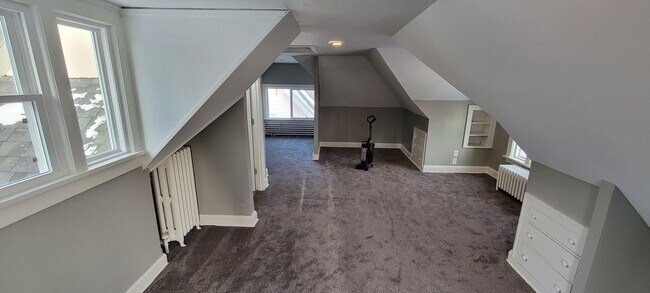 Building Photo - AVAILABLE NOW - 4 Bedroom with garage