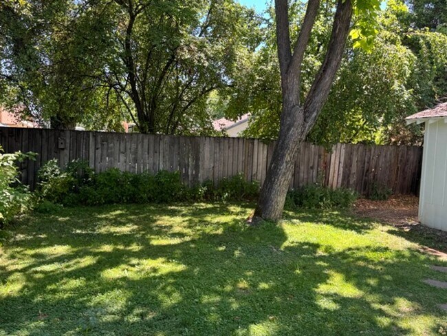Building Photo - SINGLE FAMILY HOME WITH BONUS ROOM OFF THE DETACHED GARAGE- GARDNERS DREAM