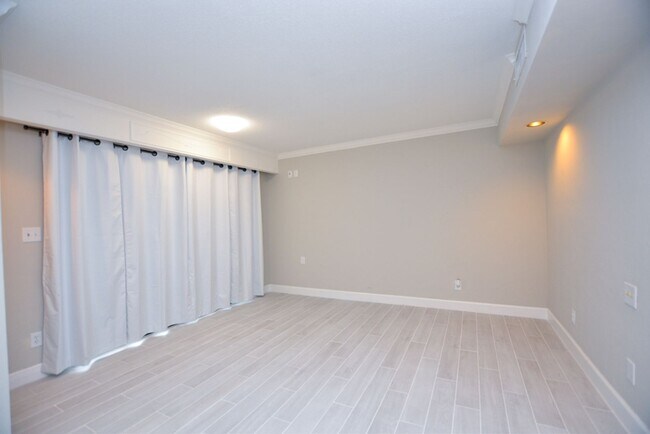 Building Photo - 622 Olde Camelot Cir