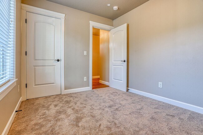 Building Photo - Centrally Located 4 Bedroom Townhome with Attached Garage & AC