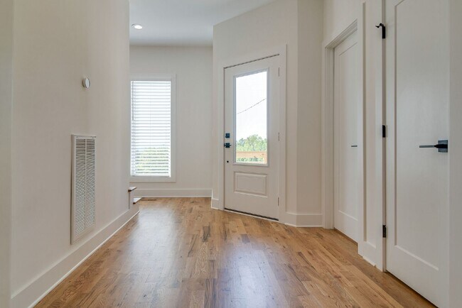 Building Photo - Amazing 3 bed 2.5 w/fenced yard. 10 min fr...