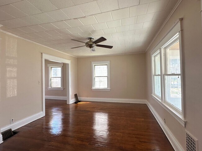 Building Photo - SINGLE FAMIKY FOR RENT IN MAPLEWOOD LOCATION !