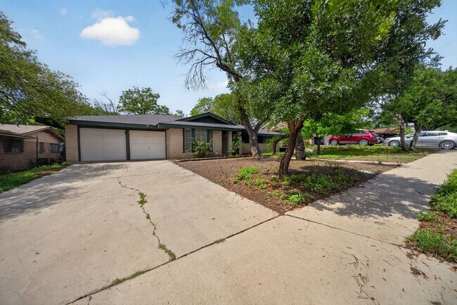 Building Photo - Beautifully refreshed 3-bedroom, 2-bath ranch-style home, located in the sought-after Colonies No...