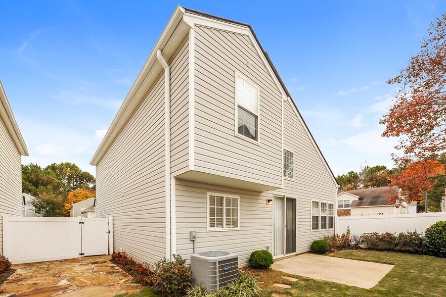Building Photo - 1255 W Oaks Way