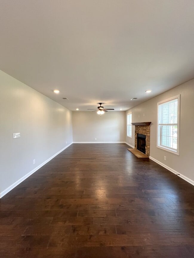 Building Photo - Must See-Stunning 5-Bedroom Home in 37043!!