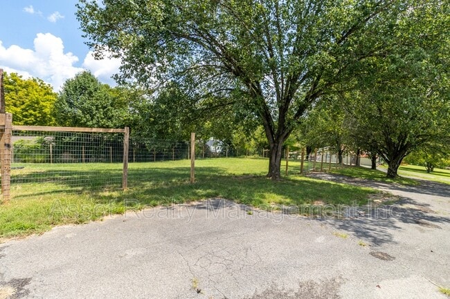 Building Photo - 817 Ridgeview Dr