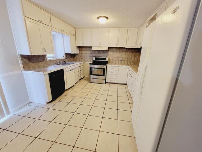 Building Photo - 1744 S Lark Ln