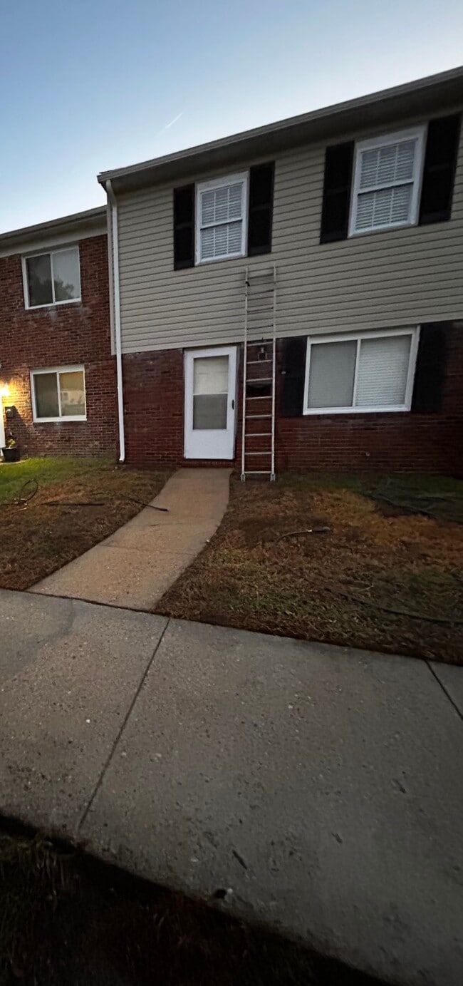 Building Photo - 813 S Grosvenor Ct