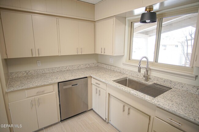 Building Photo - 3313 Cork Dr