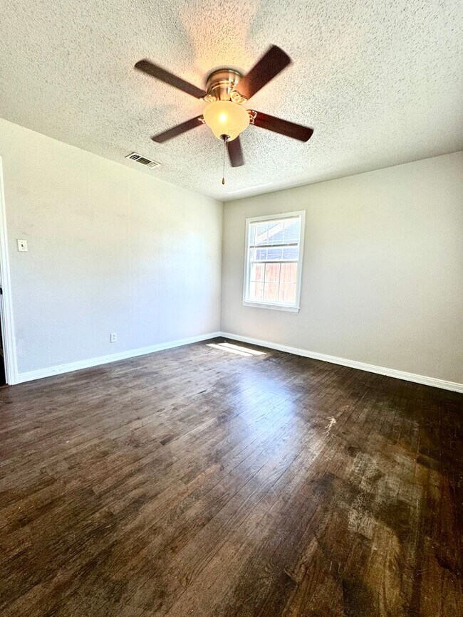 Building Photo - Eye-catching Home in Heart of Lubbock!- self showing
