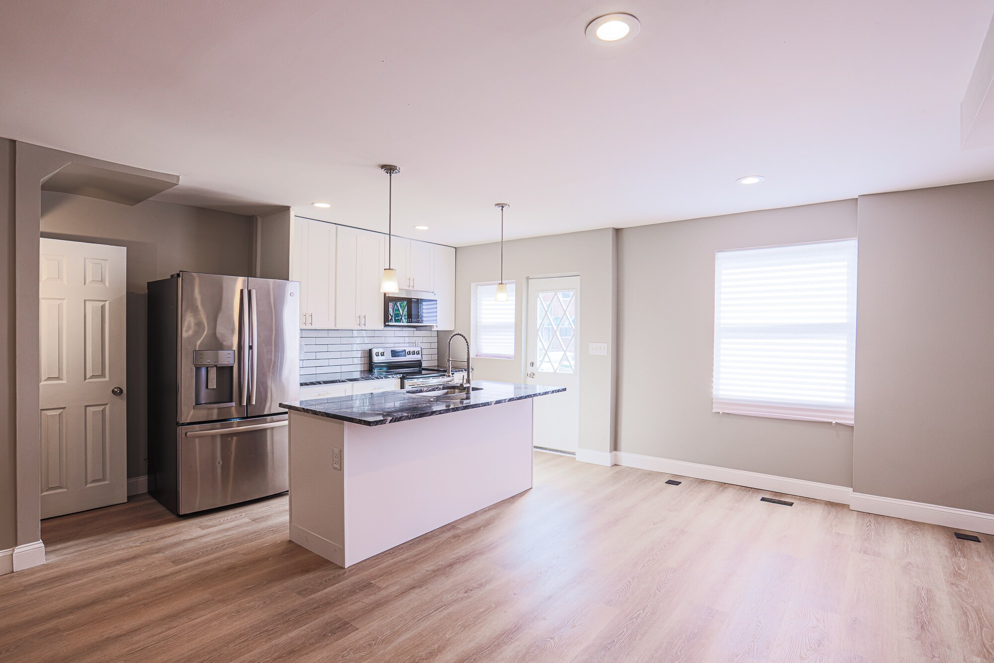 Open concept kitchen and living room - 3825 Rexmere Rd