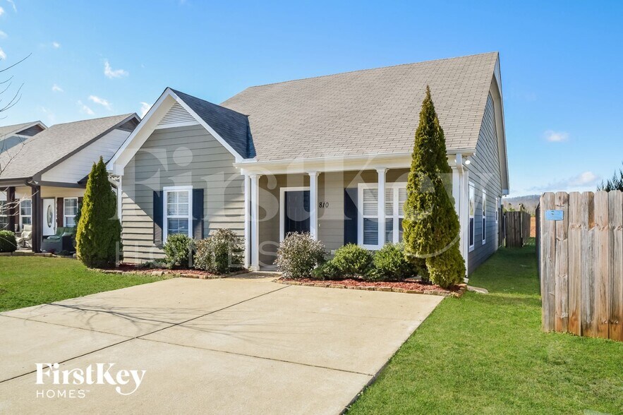 Building Photo - 810 Hawthorn Ln